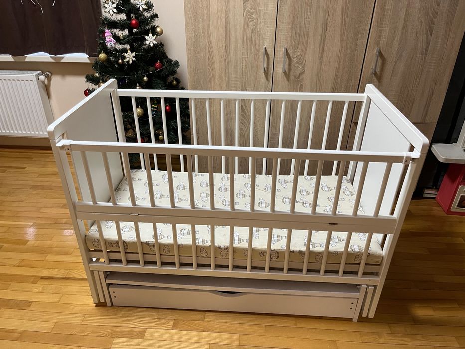 Дитяче ліжко на шарнірах з поличкою