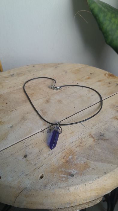 Wisiorek z kryształkiem granatowym