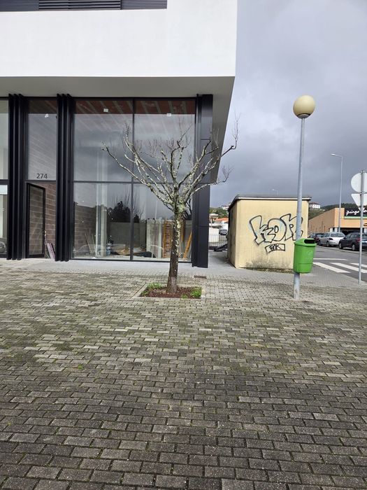 Arrenda-se Loja Nova no Centro de S.Pedro