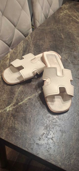 Klapki beżowe Hermes Oran