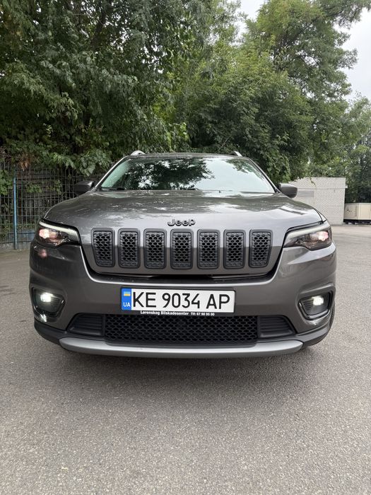Продам свій автомобіль Jeep Cheeroke 2019