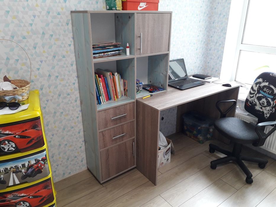 Стіл письмовий в гарному стані