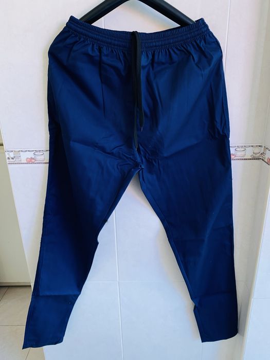 Médico masculino usa roupas