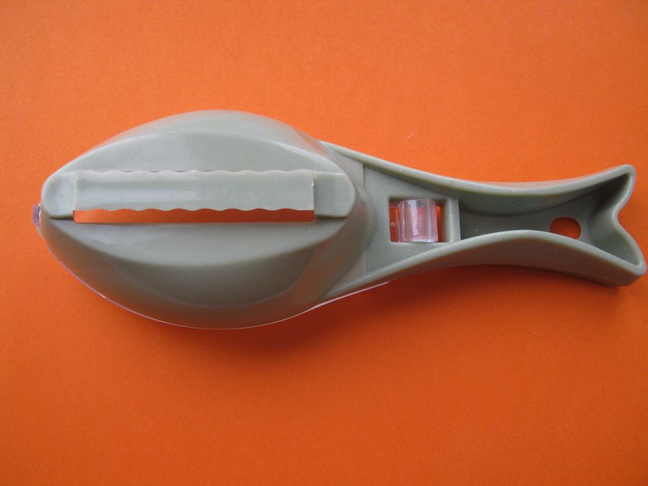 Пластиковая рыбочистка  с контейнером новая