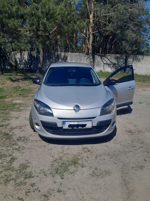 Автомобиль renault