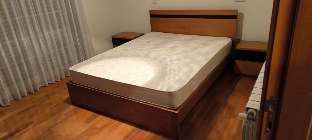Mobilia quarto casal (cama e mesas de cabeceira)