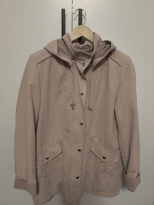 Нова. Жіноча курточка, вітровка