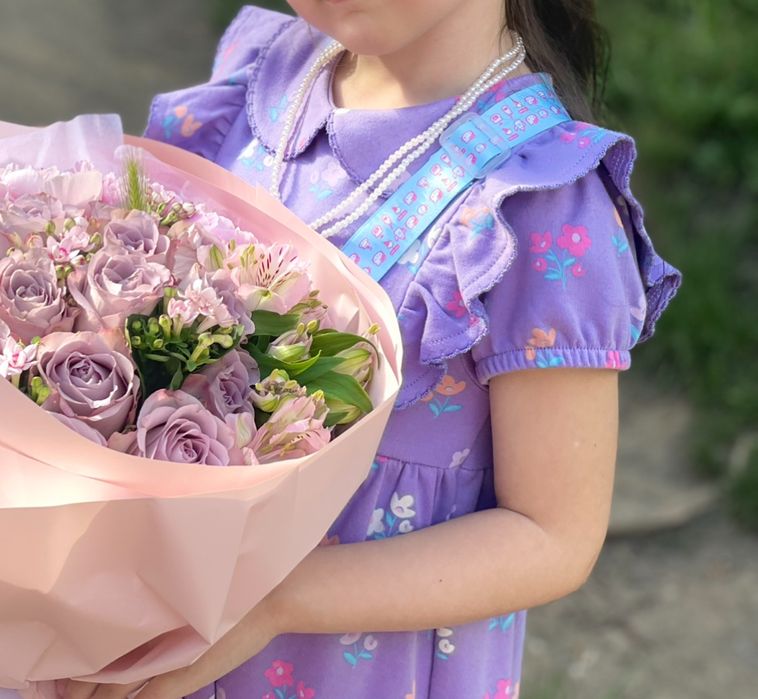 Сукня красивого фіолетового кольору з квітами