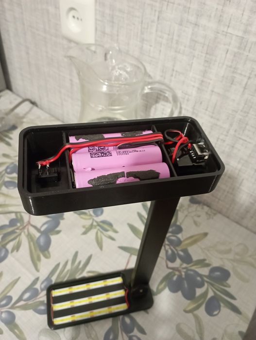 Настольный светильник с функцией павербанка