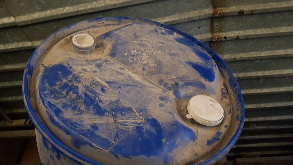 Beczka plastikowa 220 L wraz z 2 korkami.