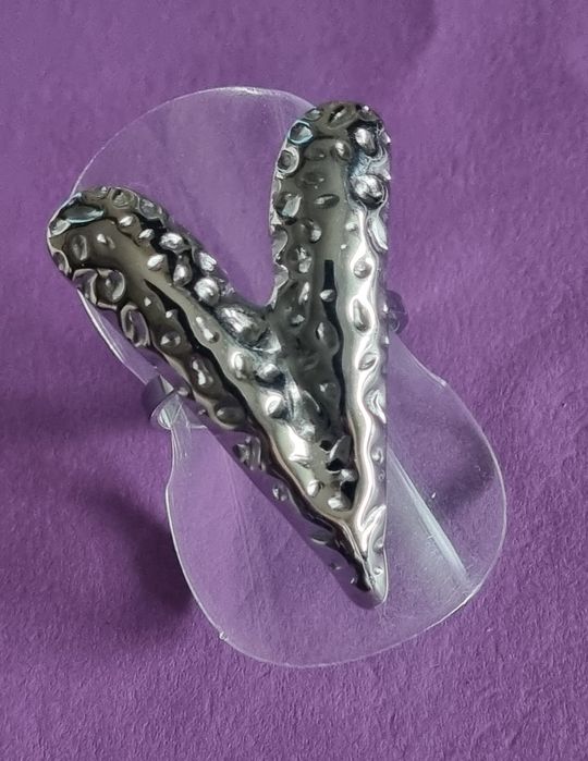 Anel prateado, em aço inoxidável, em forma de coração. Ajustável