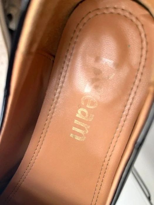 Sapatos estilo mocassim em verniz preto com detalhe dourado elegante 39