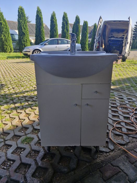 Zlew z szafkami do łazienki