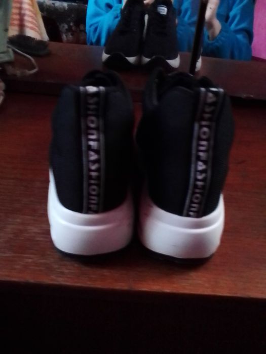 Кросівки на весну