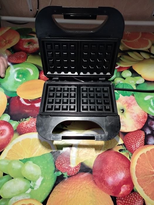 Вафельница в рабочем состоянии.