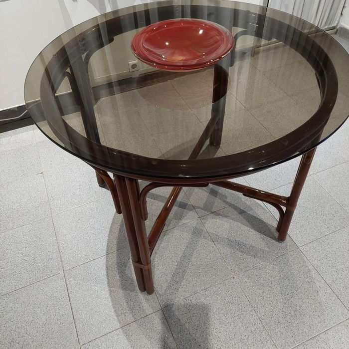 Mesa de jantar de madeira e vidro