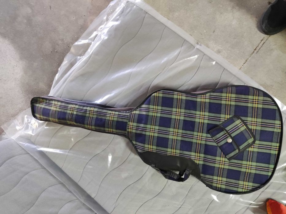 Viola castanha com capa