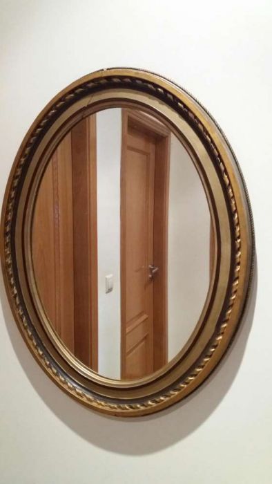 Espelho oval com moldura em madeira