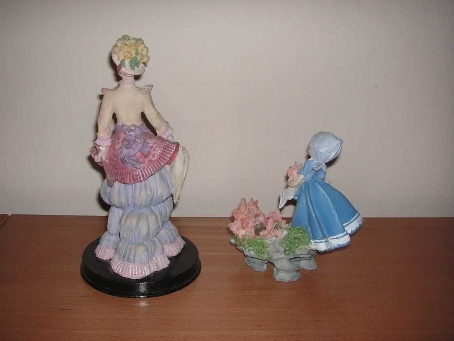 Estatueta Dama Antiga e Menina com Flores em Porcelana