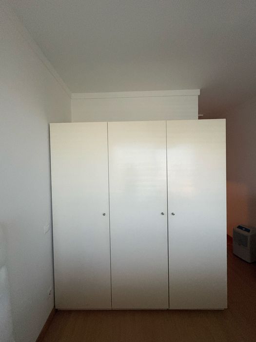 Movel guarda vestidos e movel gavetão, com 8 gavetas .