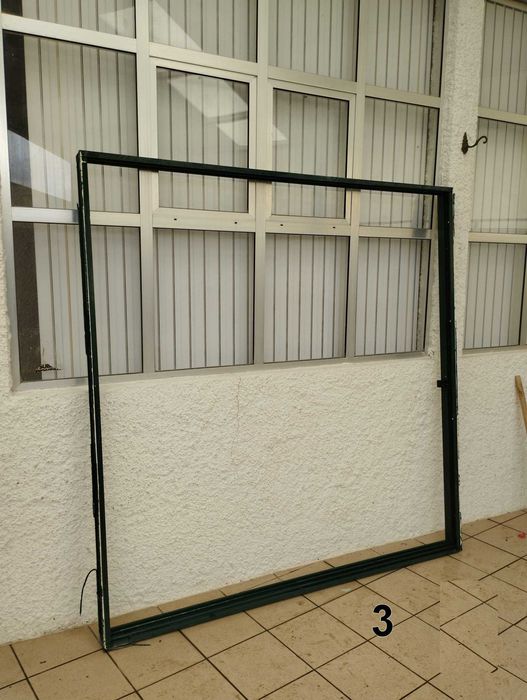 Conjunto de janelas vidro duplo em quadrícula e aro. Boas condições