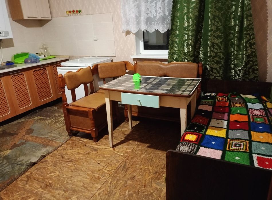 Здам в центрі Жмеринки велику 2 кімнатну квартиру 82м/ +закритий двір