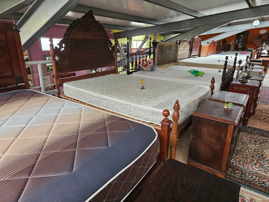 Cama em madeira maciça com estrado e colchão - Muito