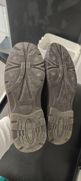 Sapatos castanhos novos, na caixa!