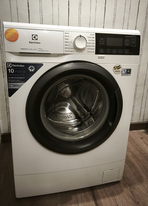 Вузька пральна машинка Electrolux