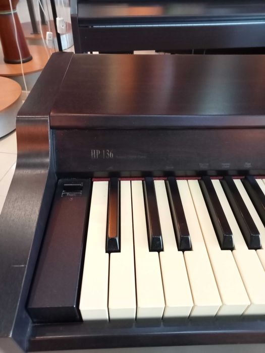 Piano ROLAND HP136