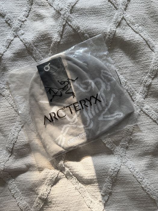 Szara czapka arcteryx