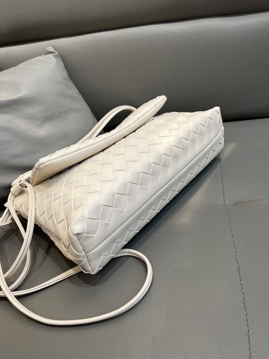 Жіноча сумка Bottega Veneta молочний