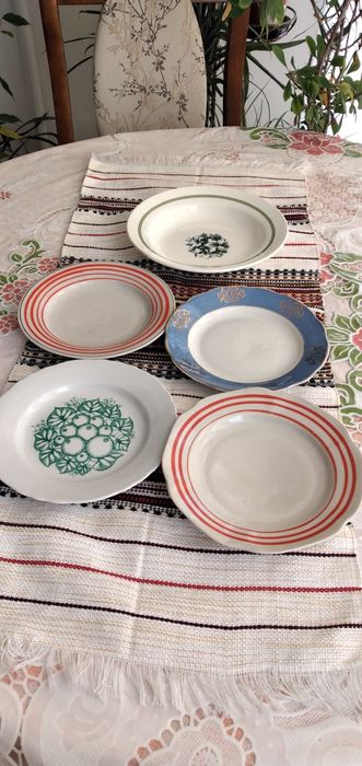 Посуд столовий тарілки