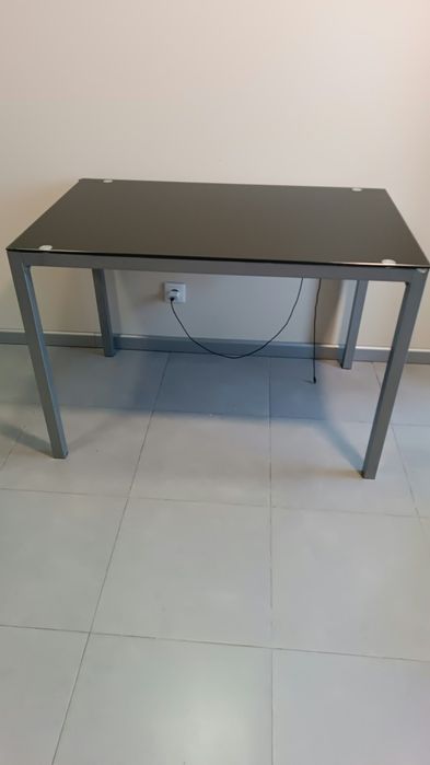 Mesa com tampo de vidro preto