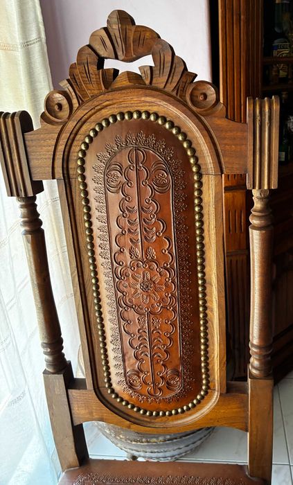 Conjunto de 6 Cadeiras Rústicas em Madeira e Pele Trabalhada
