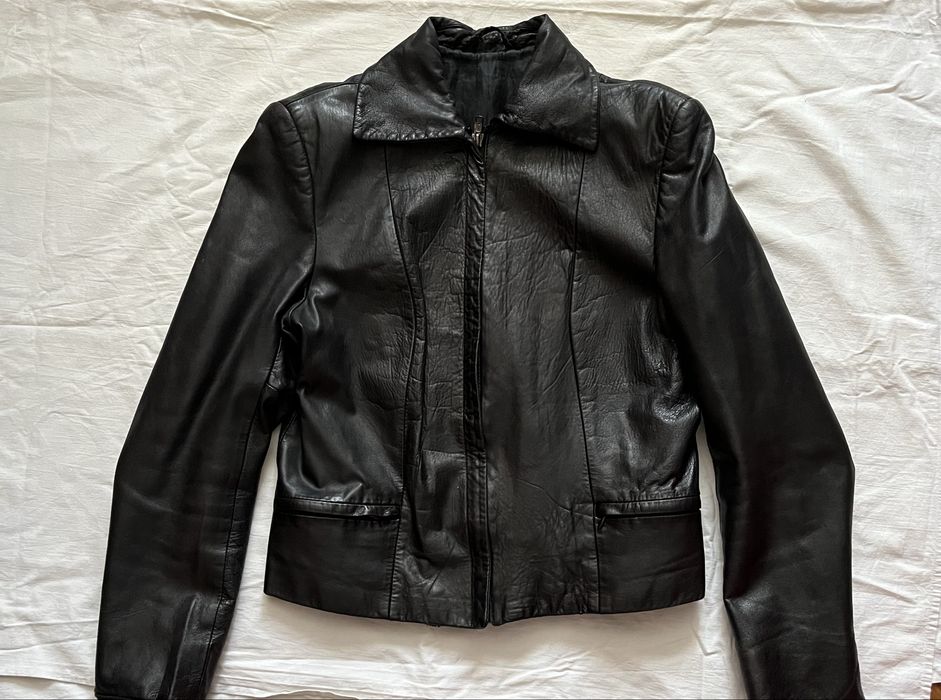 Чорна жіноча коротка шкіряна куртка 44 розмір/М