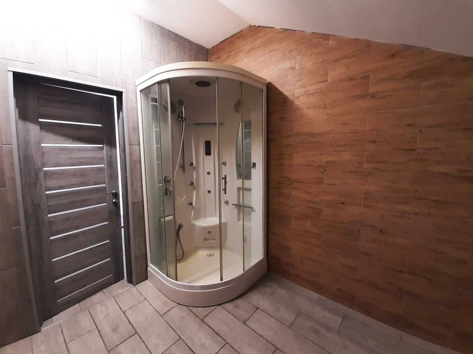 Сучасний котедж 360 м. кв біля лісу до 20 осіб