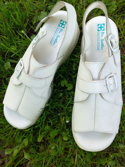 Sandały. Buty klamra