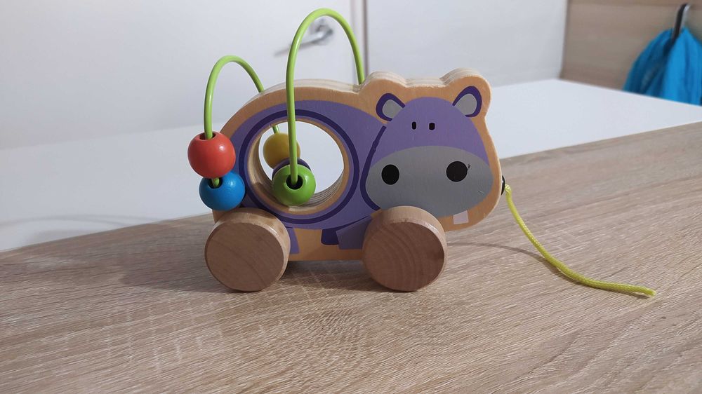Hipopotam - drewniana zabawka z koralikami, na kółkach i sznurku.