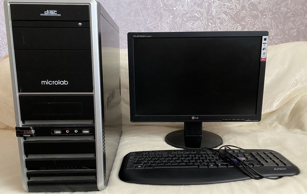 Системний блок, монітор, клавіутура, шнури, мишка, ковиик