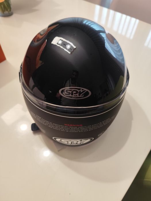 Capacete novo dentro da caixa