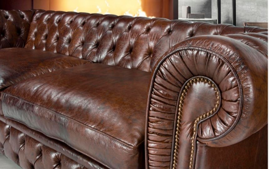 Sofá Chesterfield em pele envelhecida- Novo