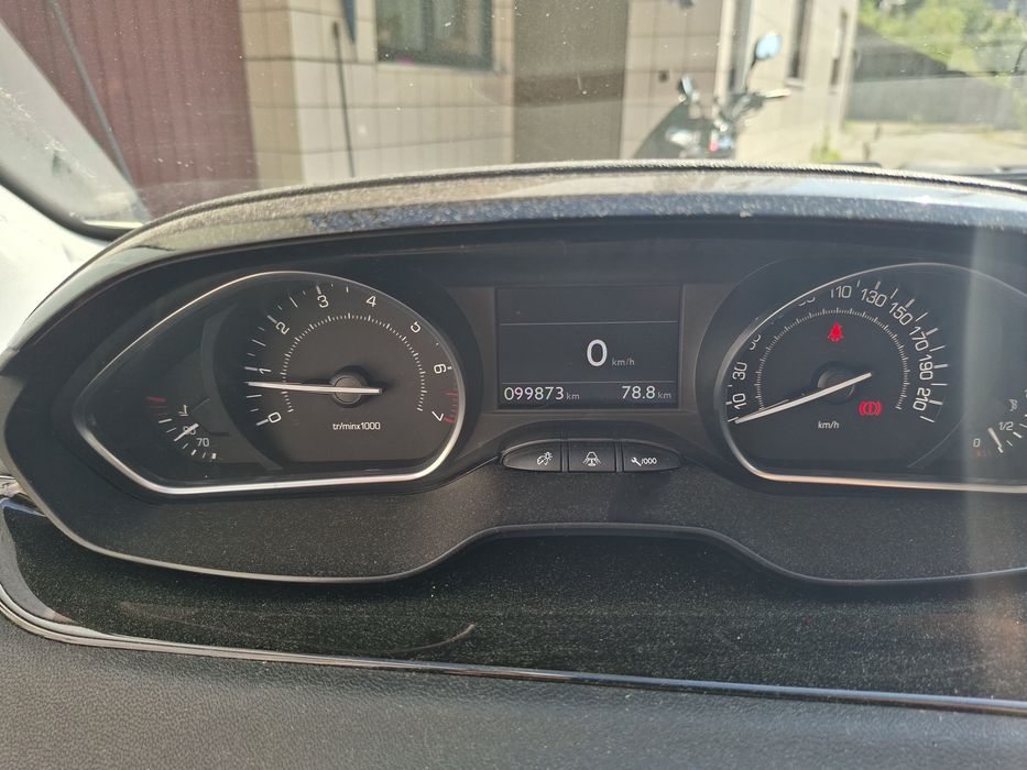 Peugeot 208 — fotografia 3