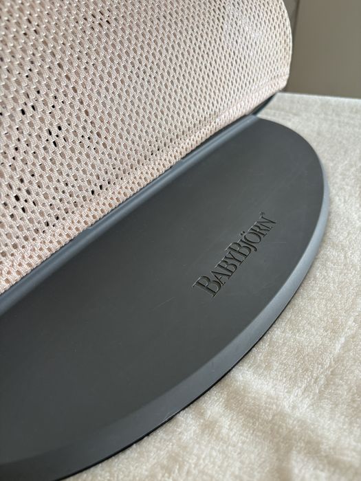 Leżaczek bujaczek babybjorn pearly pink mesh