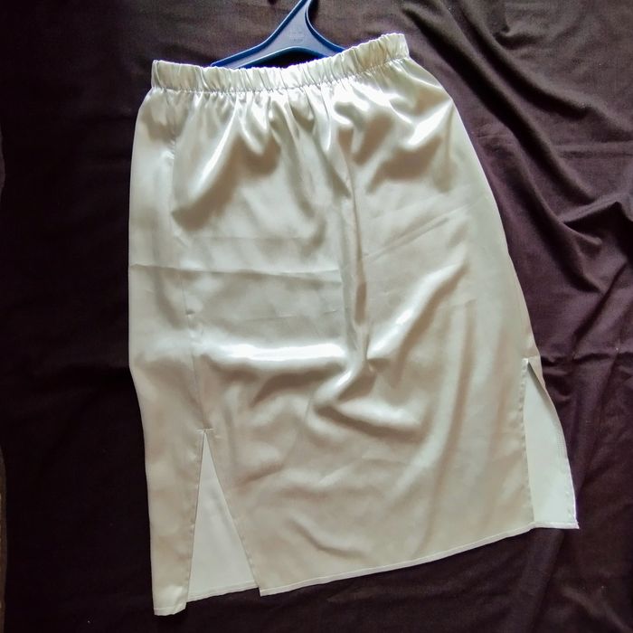 Красива атласна спідниця