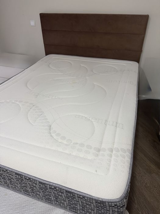 Cama de casal 140x195, (inclui colchão + 2 mesinhas de cabeceira)