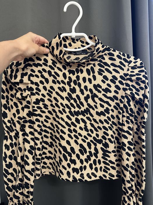 Жіночий топ-лонгслів з леопардовим принтом Bershka