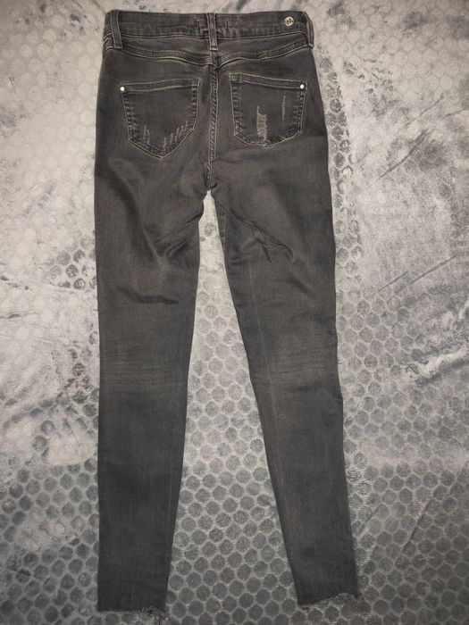 Nowe spodnie damskie jeans z dziurami.