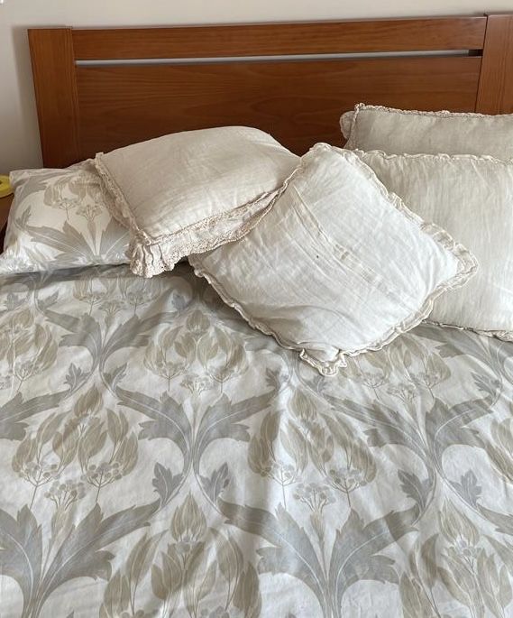 Cama de casal em bom estado