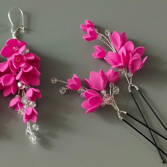 Ślubny komplet biżuterii w kolorze fuksji.